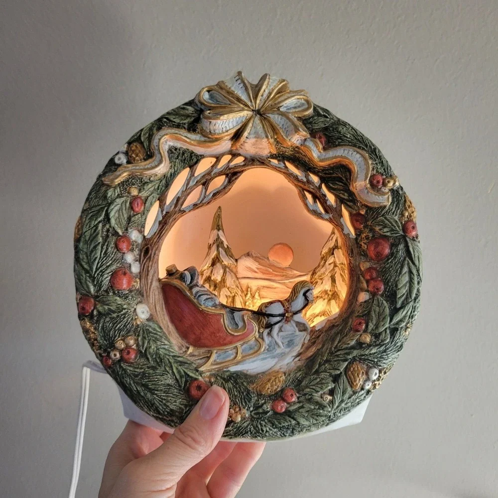 Vintage Lighted Christmas Wreath Scene Resin Holiday Decor Plug‎ In 7.5W Works